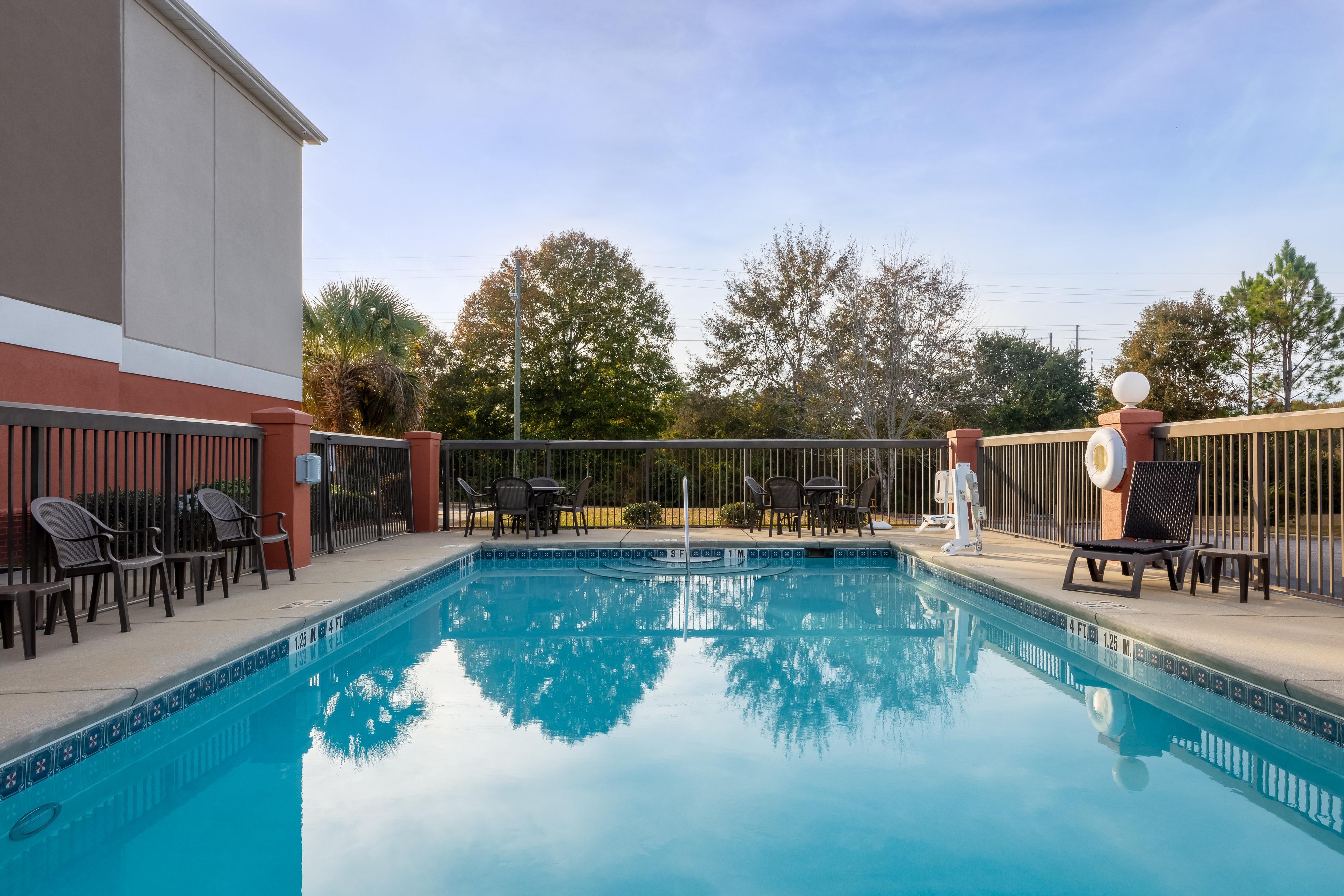 Holiday Inn Express & Suites Milton East I-10 By Ihg Exterior foto